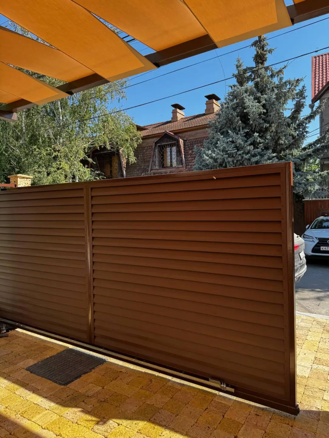 Забор-жалюзи из ламелей Реснички 12м RAL8017 Шоколад МАТТЕ фото 3 в Красноярске
