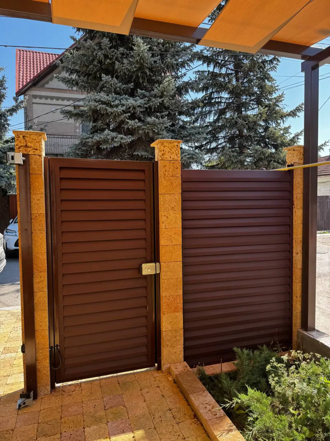 Забор-жалюзи из ламелей Реснички 12м RAL8017 Шоколад МАТТЕ фото 1 в Красноярске